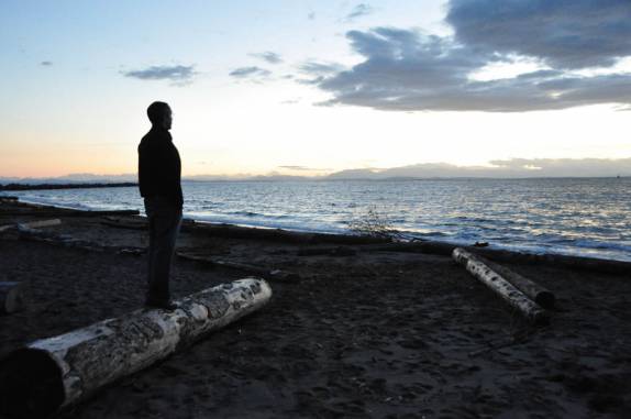 Admirando põr-do-sol na Wreck Beach, em Vancouver, no Canadá